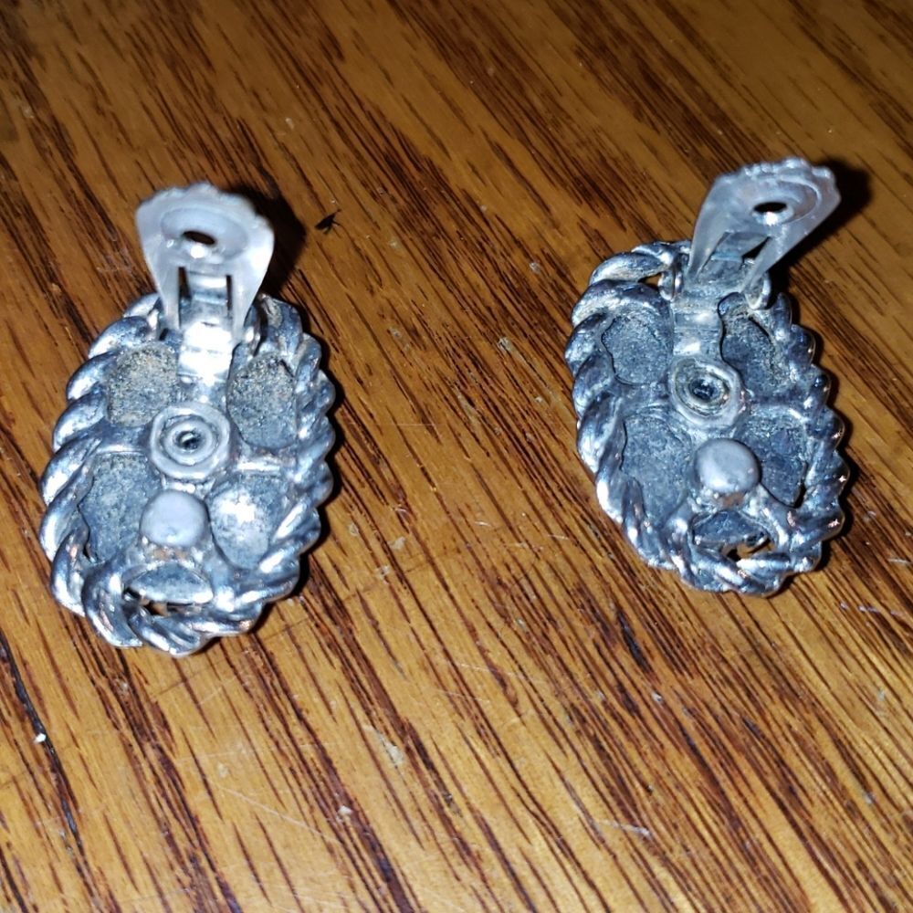 VNTG Designer Silvertone Black Stone Clip-on Earrings - Picture 3 of 5